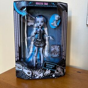 2025 Monster High Frankie Stein Reel Drama Creeproduction NRFB